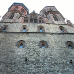 St. Johanniskirche - Blick hoch zu den beiden Türmen vom Eingangsportal der St. Johanniskirche in Göttingen - Foto von  Jens Mügge 2010