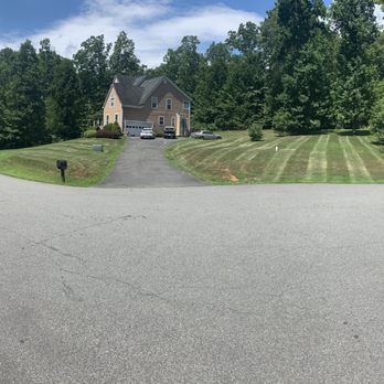 Acres Landscaping - the driveway leading to the house - Lawn Services Near Me Acres Landscaping - the driveway leading to the house - Lawn Services Near Me