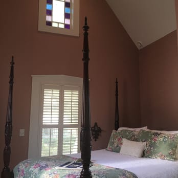 Robert Ruark - Charlotte's Room - Bed & Breakfast Near Me - Southport, North Carolina