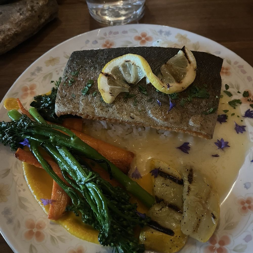 Pan-seared trout with jasmine rice and today's vegetables Pan-seared trout with jasmine rice and today's vegetables