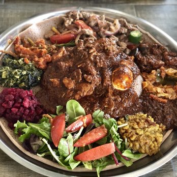 GIHON Ethiopian Kitchen - Vegetarian combo, doro wat (center) and lamb tibs (top). - Ethiopian Near Me - San Diego, California