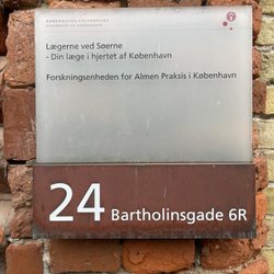 Lægerne i Bartholinsgade - Skiltet ved hoveddøren