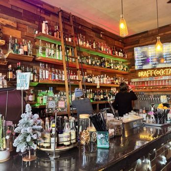 Hungry Sasquatch - Bar area - Pizza Near Me - Vancouver, Washington