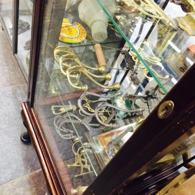 D & A Binder - Antique Shop Cabinets & Bespoke Shopfittings for Hire or Purchase by null