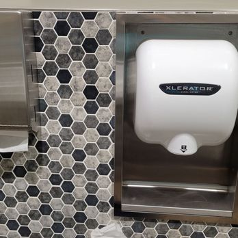 Eggs N Things - October 2023 --- I enjoy having the option of towel dispenser vs. air dryer - Breakfast & Brunch Near Me - Valencia, California