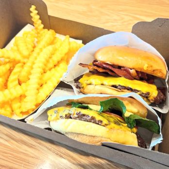 Shake Shack Brookfield - Burgers Near Me - Brookfield, Wisconsin