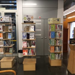Biblioteca Municipal Can Pedrals - Hall planta baja