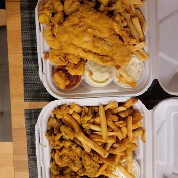 Pete's Seafood Restaurant - combo dinner and fried oyster dinner - Seafood Near Me - Greenfield, Massachusetts Pete's Seafood Restaurant - combo dinner and fried oyster dinner - Seafood Near Me - Greenfield, Massachusetts