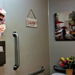 Rosallie Le French Cafe - Restroom decor