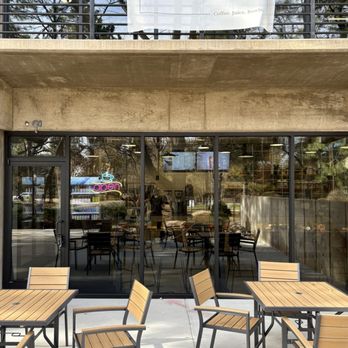 Pull & Press - Front of the shop with outdoor furniture - Juice Bars & Smoothies Near Me - Greenwood Village, Colorado
