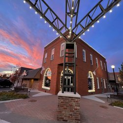 Farmers Insurance - Derrick Henslee - Front of the building from under the arches.