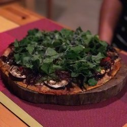 Clorofila - Pizza on the carrot crust with caramelized onions, eggplant, arugula, etc - Super good!!
