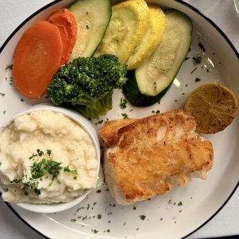 Fifi's Seafood Restaurant - Healthy Salmon, fresh vegetables, homemade mashed potatoes grandmother style - Seafood Near Me - Miami Beach, Florida Fifi's Seafood Restaurant - Healthy Salmon, fresh vegetables, homemade mashed potatoes grandmother style - Seafood Near Me - Miami Beach, Florida