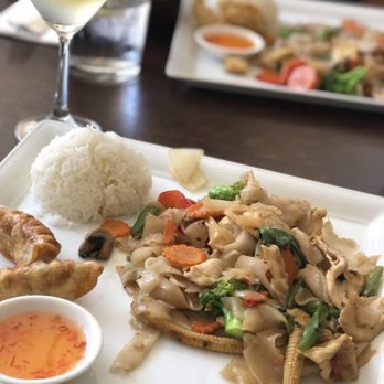 Naree Thai Restaurant - Lunch special drunk noodles with a lemon drop to drink - Thai Near Me - Long Beach, California Naree Thai Restaurant - Lunch special drunk noodles with a lemon drop to drink - Thai Near Me - Long Beach, California