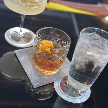 Oak Parker - Cheers!! Drinks are delicious...see my review for food..... - Cocktail Bars Near Me - Oak Park, Michigan