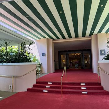 Polo Lounge - Outside - New American Near Me - Beverly Hills, California Polo Lounge - Outside - New American Near Me - Beverly Hills, California