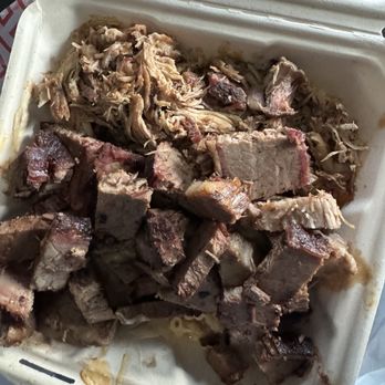 Mount Hood BBQ - Farm pile brisket,pulled pork on top of Mac n cheese - Barbeque Near Me - Hood River, Oregon