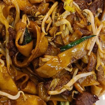 Fung's Kitchen - Beef chow fun (stir fried beef and wide rice noodles) - Dim Sum Near Me - Houston, Texas