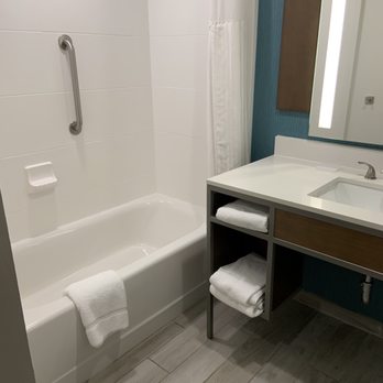 Hilton Garden Inn Cincinnati Midtown - Nice sized bathroom - Hotels Near Me - Cincinnati, Ohio Hilton Garden Inn Cincinnati Midtown - Nice sized bathroom - Hotels Near Me - Cincinnati, Ohio