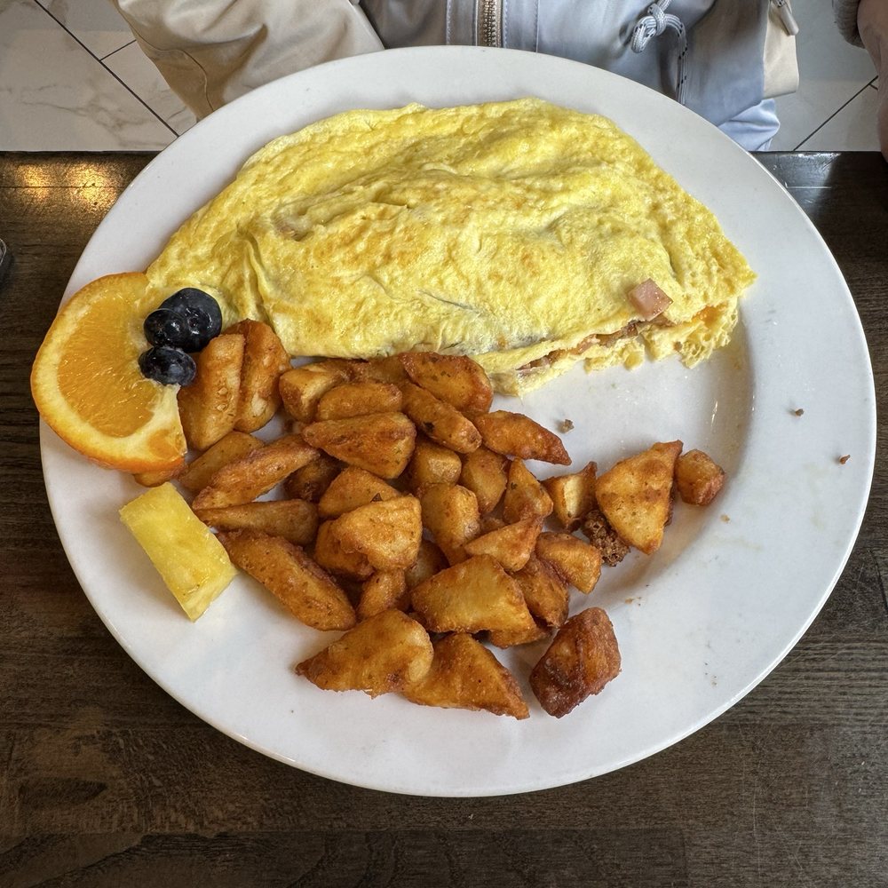 B Matthews Eatery - Lumberjack omelet - New American Near Me - Savannah, Georgia B Matthews Eatery - Lumberjack omelet - New American Near Me - Savannah, Georgia