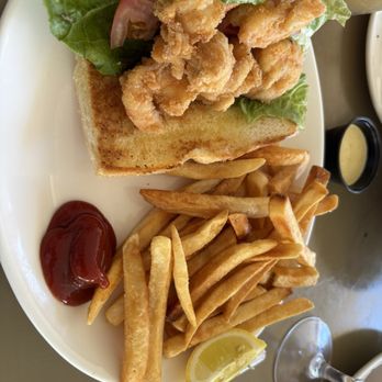 Corridor Z Kitchen+Cocktails - Shrimp po boy - Cocktail Bars Near Me - Jekyll Island, Georgia