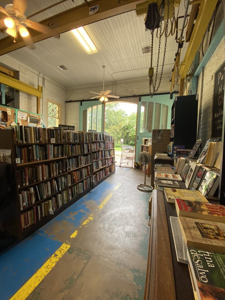 Carriage House Book Shop Logo