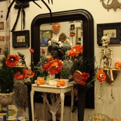 Lewis Fay Home - Bats, cats and Ravens !