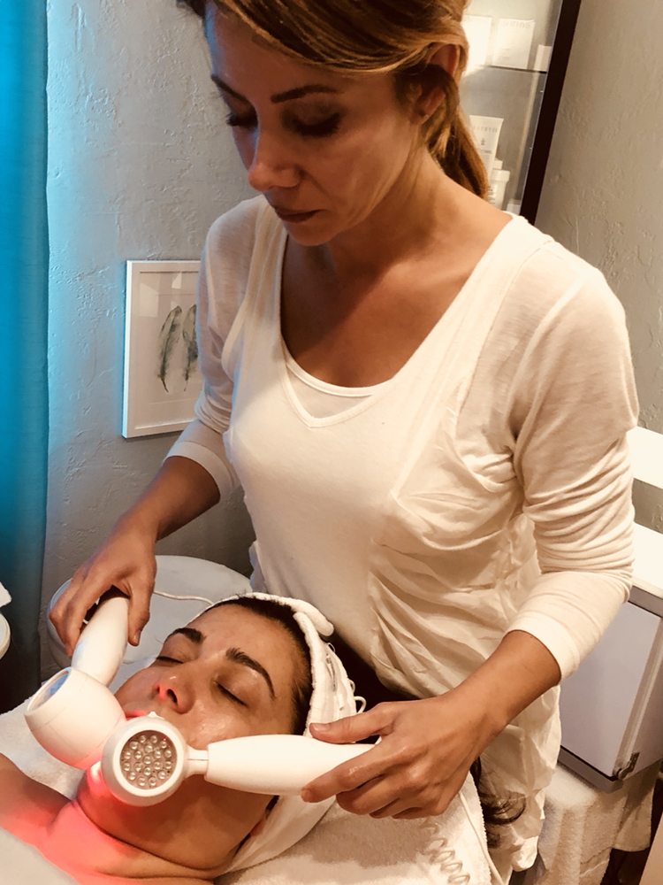 Vannaz Beauty Logo