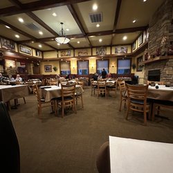 Charlie's Italian Restaurant & Pizzeria - Dining area
