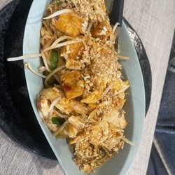 Basil Leaf Asian Fusion - Pad Thai