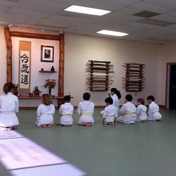 Aikido San Diego Aikikai - Old dojo children bowing in