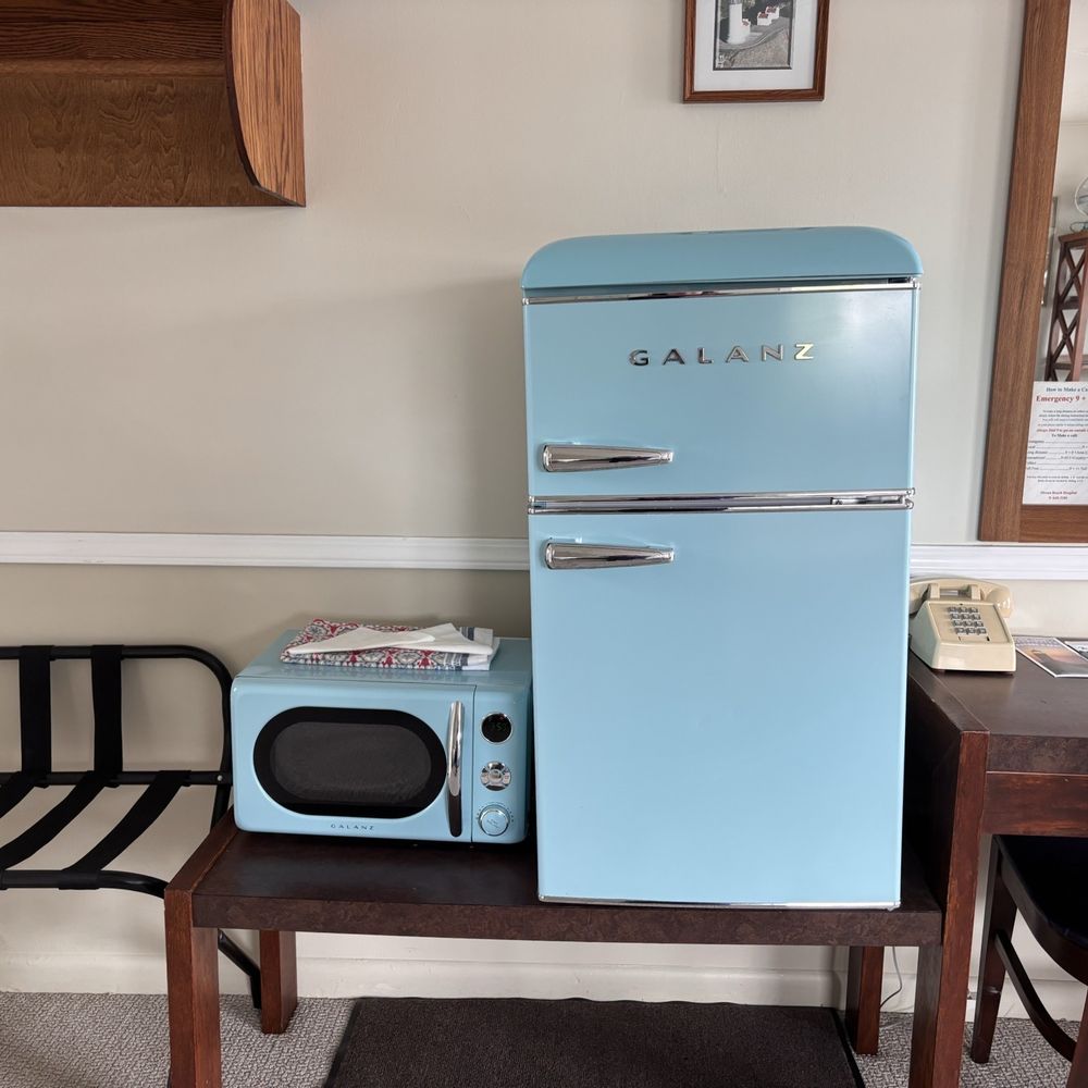 Mermaid Inn - Cute retro fridge and microwave - Hotels Near Me - Long Beach, Washington Mermaid Inn - Cute retro fridge and microwave - Hotels Near Me - Long Beach, Washington