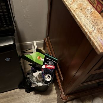 Red Canyon Cabins - Trash that wasn't emptied. We asked housekeeping to come back a little later. We were in the middle of getting dressed when she came. - Hotels Near Me - Kanab, Utah