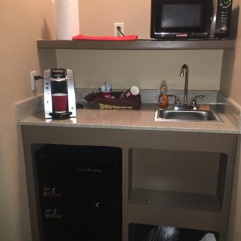The Alcalde Hotel - Kitchenette area with microwave, fridge, keurig, and sink. - Hotels Near Me - Gonzales, Texas The Alcalde Hotel - Kitchenette area with microwave, fridge, keurig, and sink. - Hotels Near Me - Gonzales, Texas