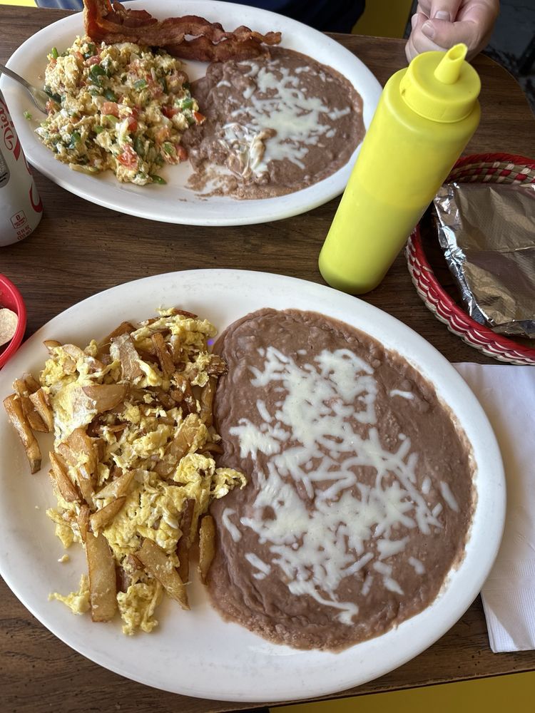 Tacos y Tortas Montero Logo