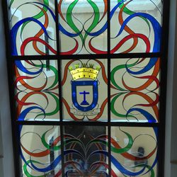 Museo de Arte Francisco Oller - Bayamón 's coat of arms as part of the vitrina(stained glass vitrine)