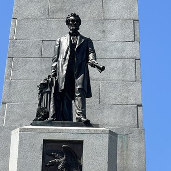 Lincoln Tomb - Full size bronze statue outside - Landmarks & Historical Buildings Near Me - Springfield, Illinois Lincoln Tomb - Full size bronze statue outside - Landmarks & Historical Buildings Near Me - Springfield, Illinois