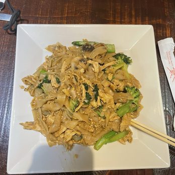 Baramee Thai Bistro - 31. Pad See Eaw Chicken - Thai Near Me - Kansas City, Missouri
