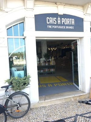 Cais À Porta by null