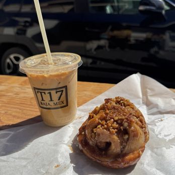Taller 17 - Iced latte and a sticky bun with walnuts - Coffee & Tea Near Me - Todos Santos, BCS Taller 17 - Iced latte and a sticky bun with walnuts - Coffee & Tea Near Me - Todos Santos, BCS