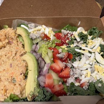 Juiced By B - B's Supreme Salad with chickpea salad - Juice Bars & Smoothies Near Me - Philadelphia, Pennsylvania