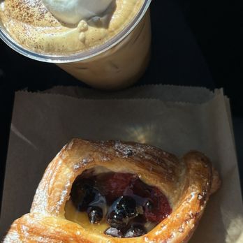 Re Coffee - Einspanner latte & mixed berry crossaint - Desserts Near Me - Northridge, California