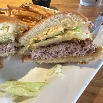BRU Burger Bar - Lexington - Lexington Burger Week Southern Peach & Pimento Cheese - 6.1/10 - Burgers Near Me - Lexington, Kentucky
