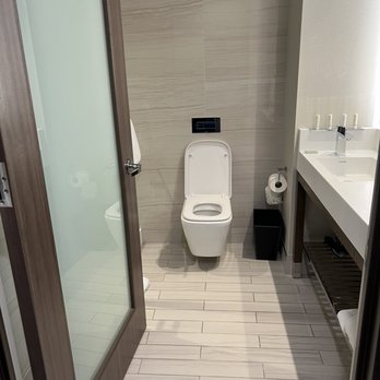 Courtyard Midtown West - Bathroom - Hotels Near Me - New York, New York Courtyard Midtown West - Bathroom - Hotels Near Me - New York, New York