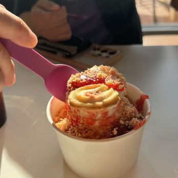 Creamus - Strawberry Shortcake Sundae - Desserts Near Me - Leesburg, Virginia