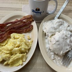 Minney's Family Restaurant - Scrambled Eggs & Crispy Bacon! Biscuits & Gravy!