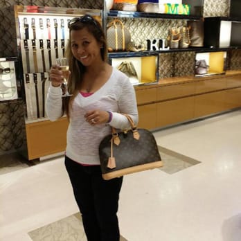 Louis Vuitton - A toast to my new friend Louis. Thanks to my husband and daughter - Luggage Near Me - Paris, 75 Louis Vuitton - A toast to my new friend Louis. Thanks to my husband and daughter - Luggage Near Me - Paris, 75