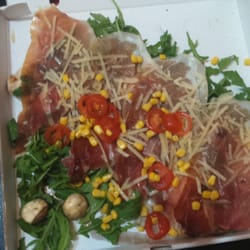 Pizzeria Italia - Ripieno al forno con provola e pomodorini ricoperto di rucola e prosciutto