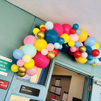 Balloons by the Bunch - Corner Garland - Balloon Services Near Me Balloons by the Bunch - Corner Garland - Balloon Services Near Me