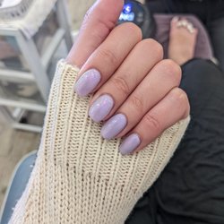 Polished Beauty Bar - Gel manicure with chrome dazzling gel